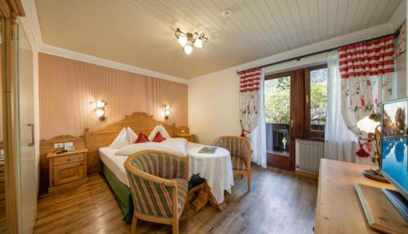 Info - PALMENGARTEN Hotel Gstör