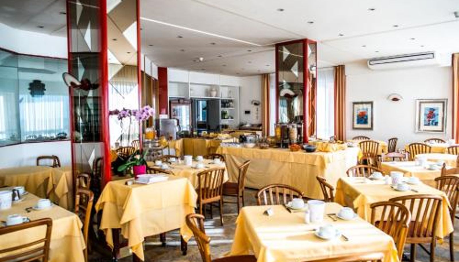 Frühstücksraum innerhalb des Restaurants - Hotel West End