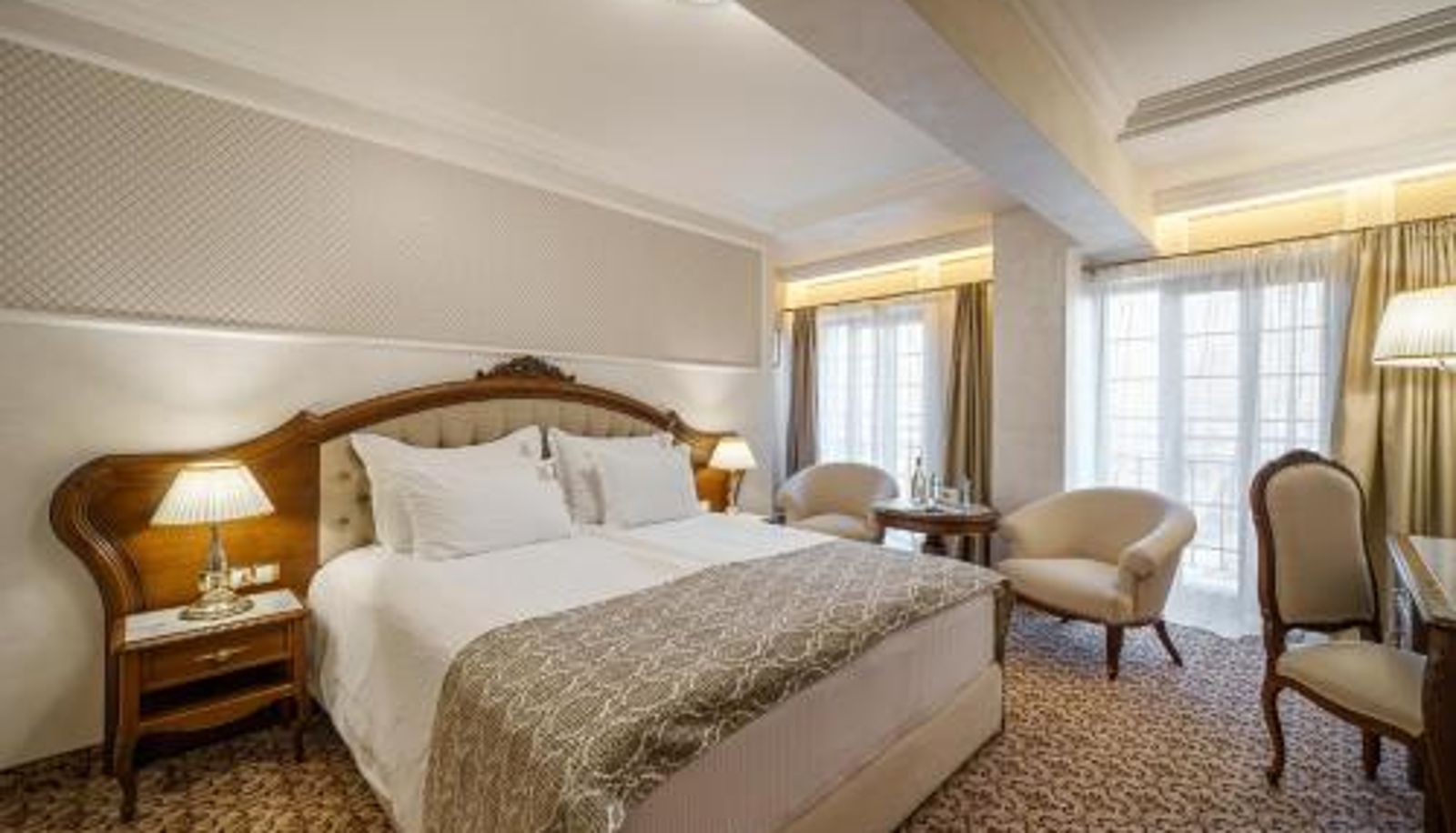 Zimmer - Residence City Garden - Certificate of Excellence Top 10 BEST Five-Stars City Hotels for 2024 awarded by HTIF
