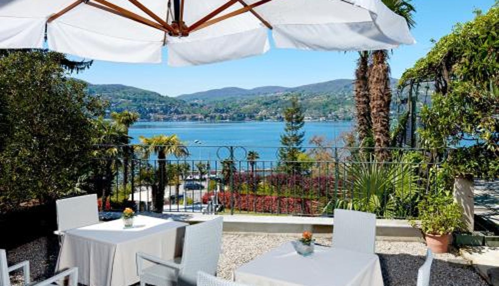 Sala de desayunos dentro del restaurante - Hotel Belvedere Ranco