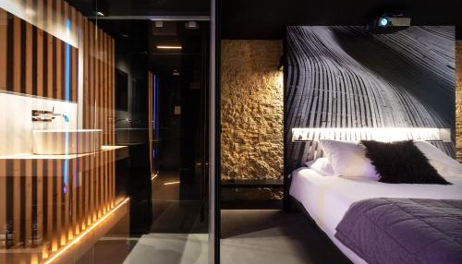 Info - The Black Boutique -- Turistea Suites
