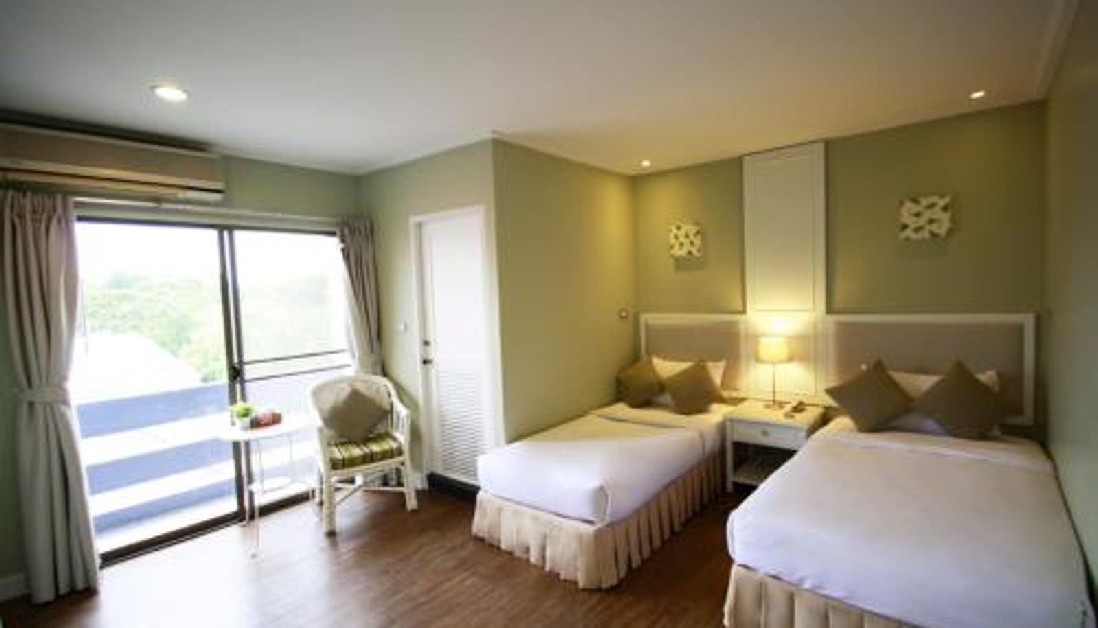 Room - Hotel Alley