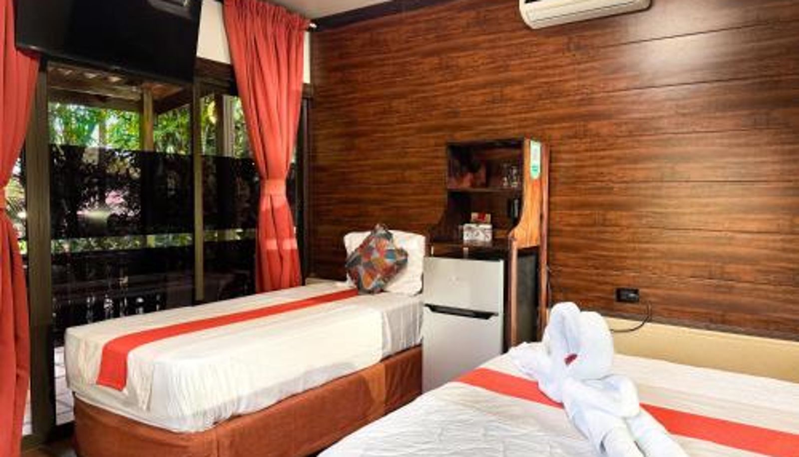 Room - Hotel Heliconias Nature Inn & Hot Springs