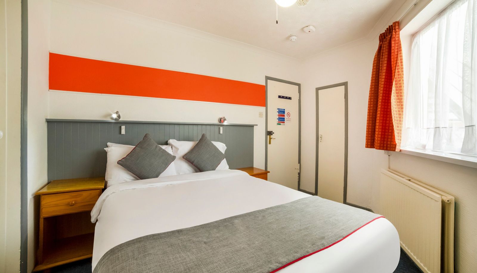 Room - OYO Marina