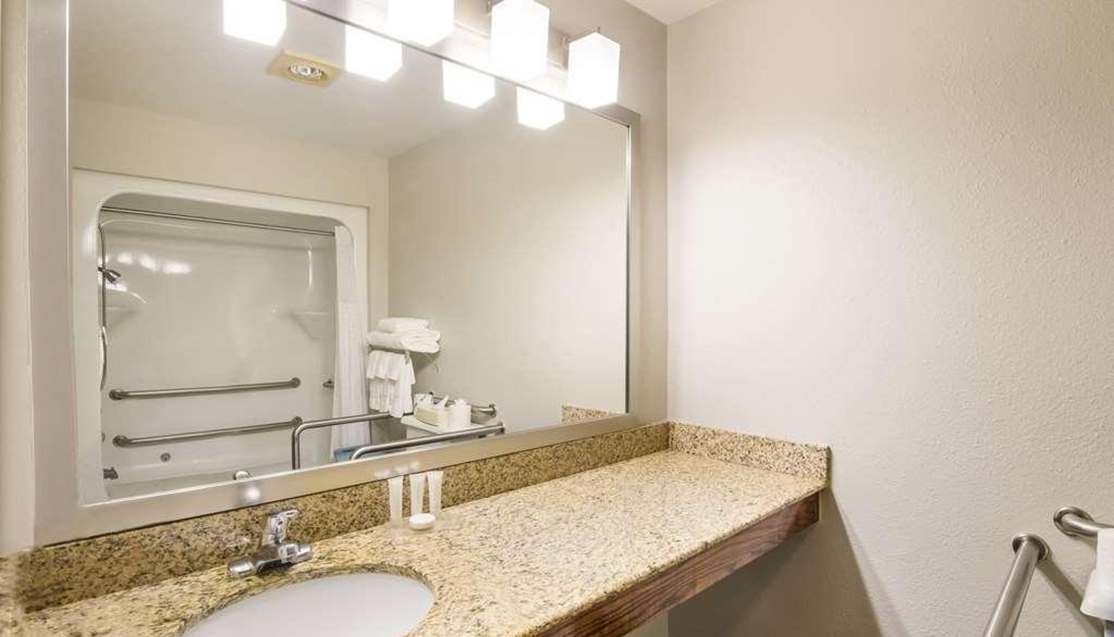 Standard room (double) - Spark by Hilton Abingdon I-81 near Fairgrounds