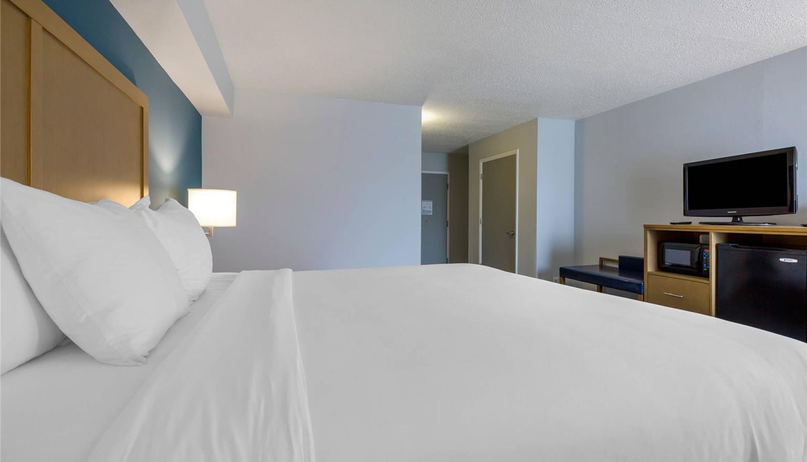 Camera - COMFORT INN AND SUITES ALEXANDRIA