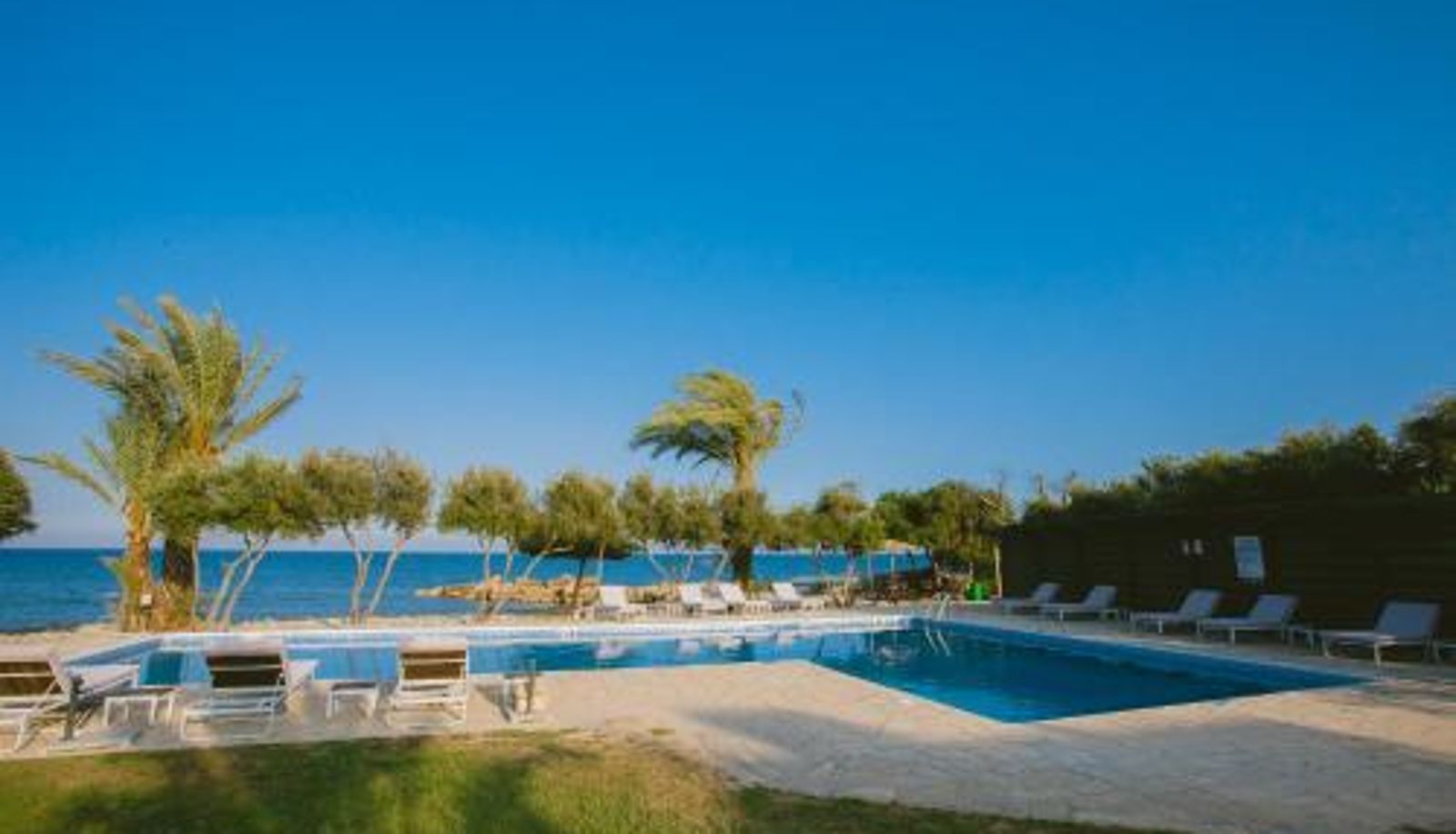 Piscina - Elya Beach Luxury Suites