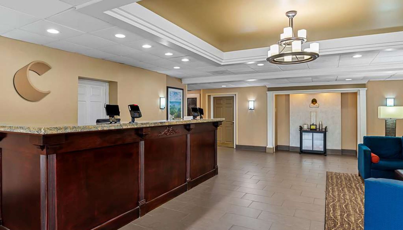 Hall - Comfort Inn & Suites Staunton