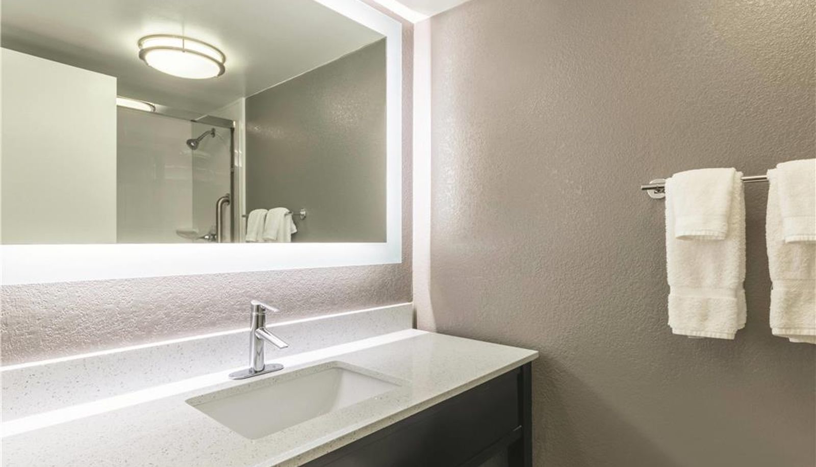 Zimmer - La Quinta Inn & Suites by Wyndham Virginia Beach