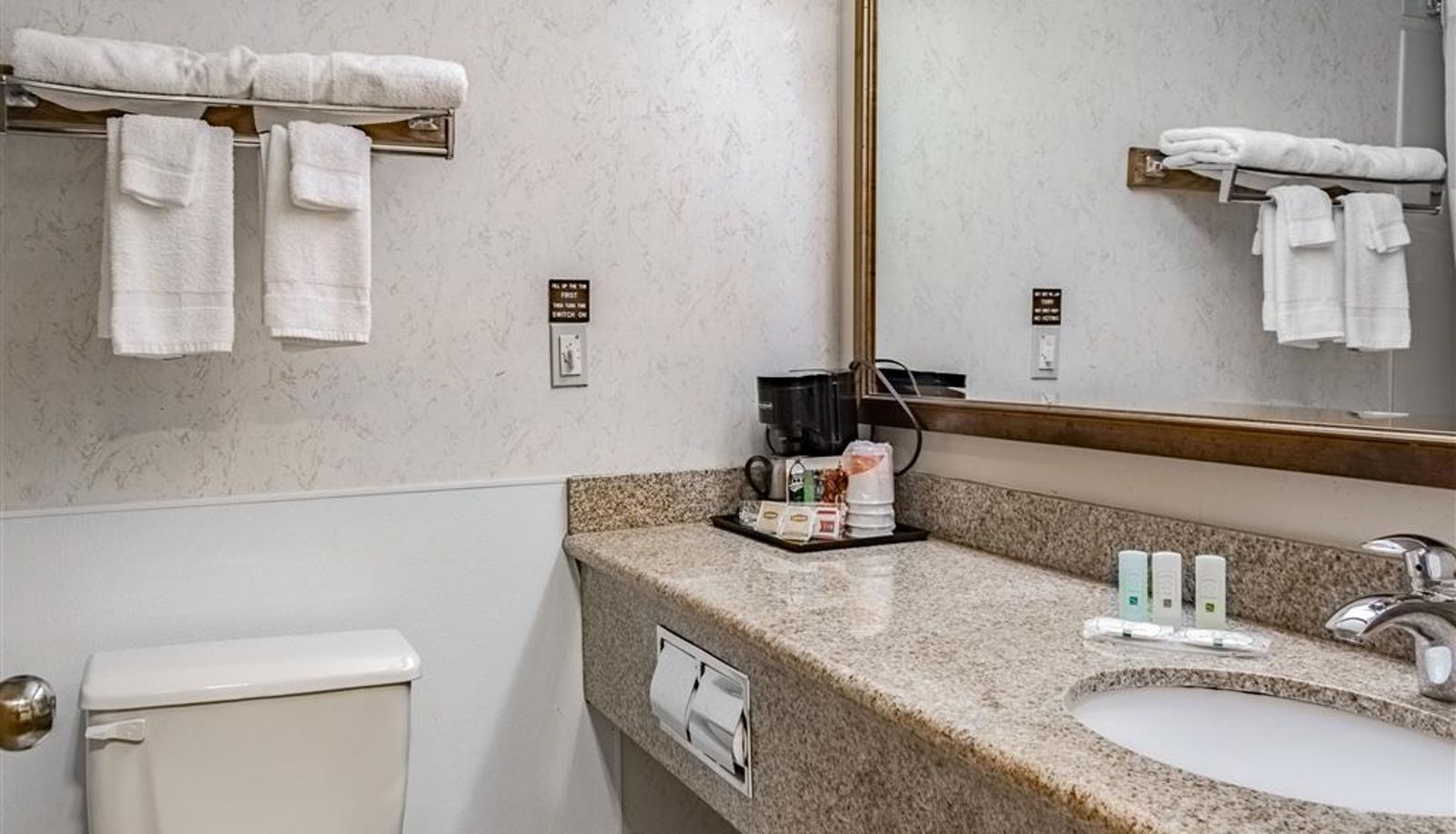 Room - Quality Inn & Suites Vancouver North