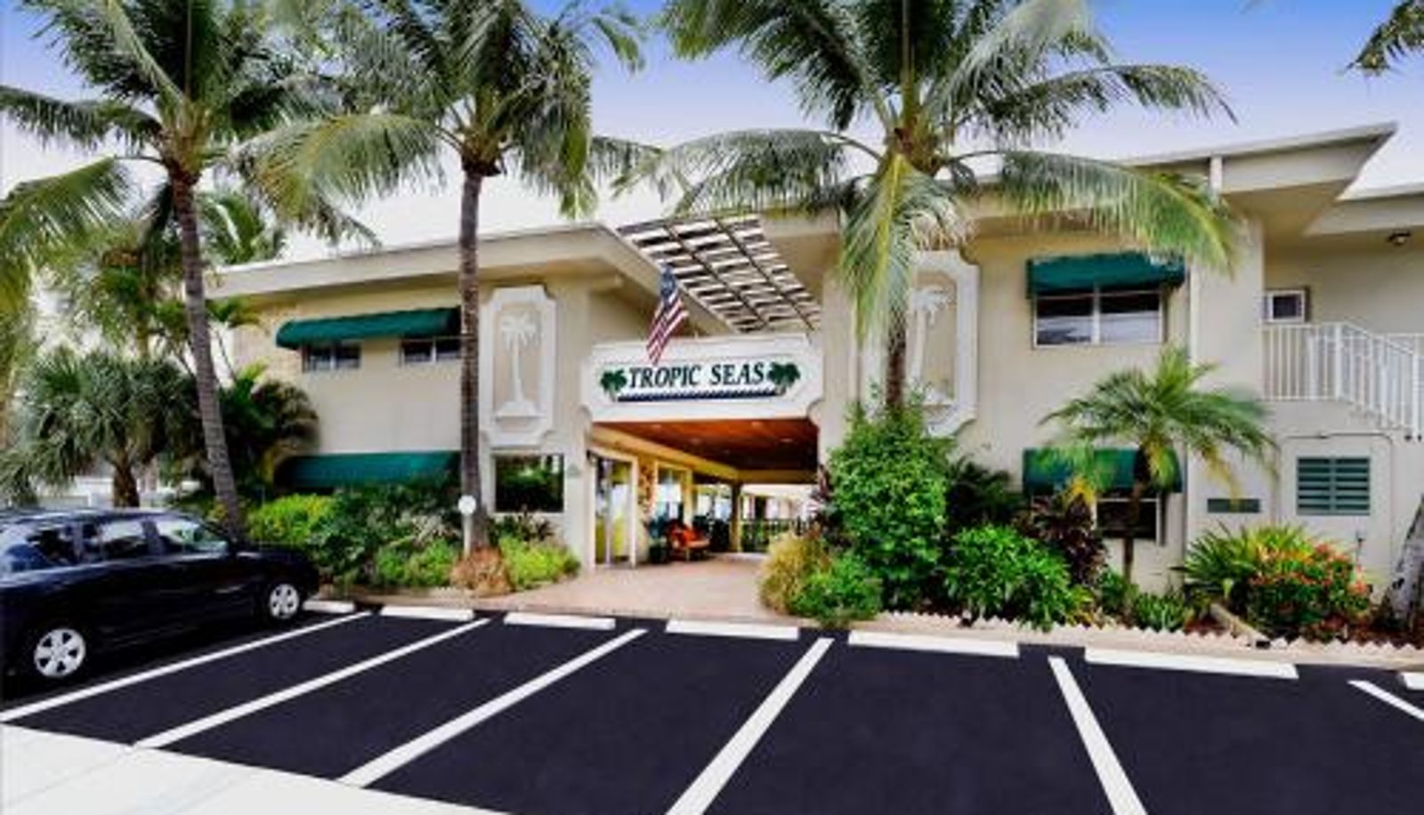 Buitenruimte van het hotel - Tropic Seas Resort