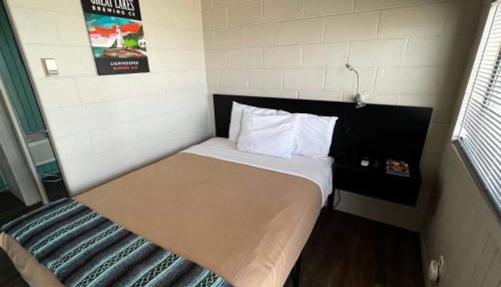 Kamer - The Cedar Motel