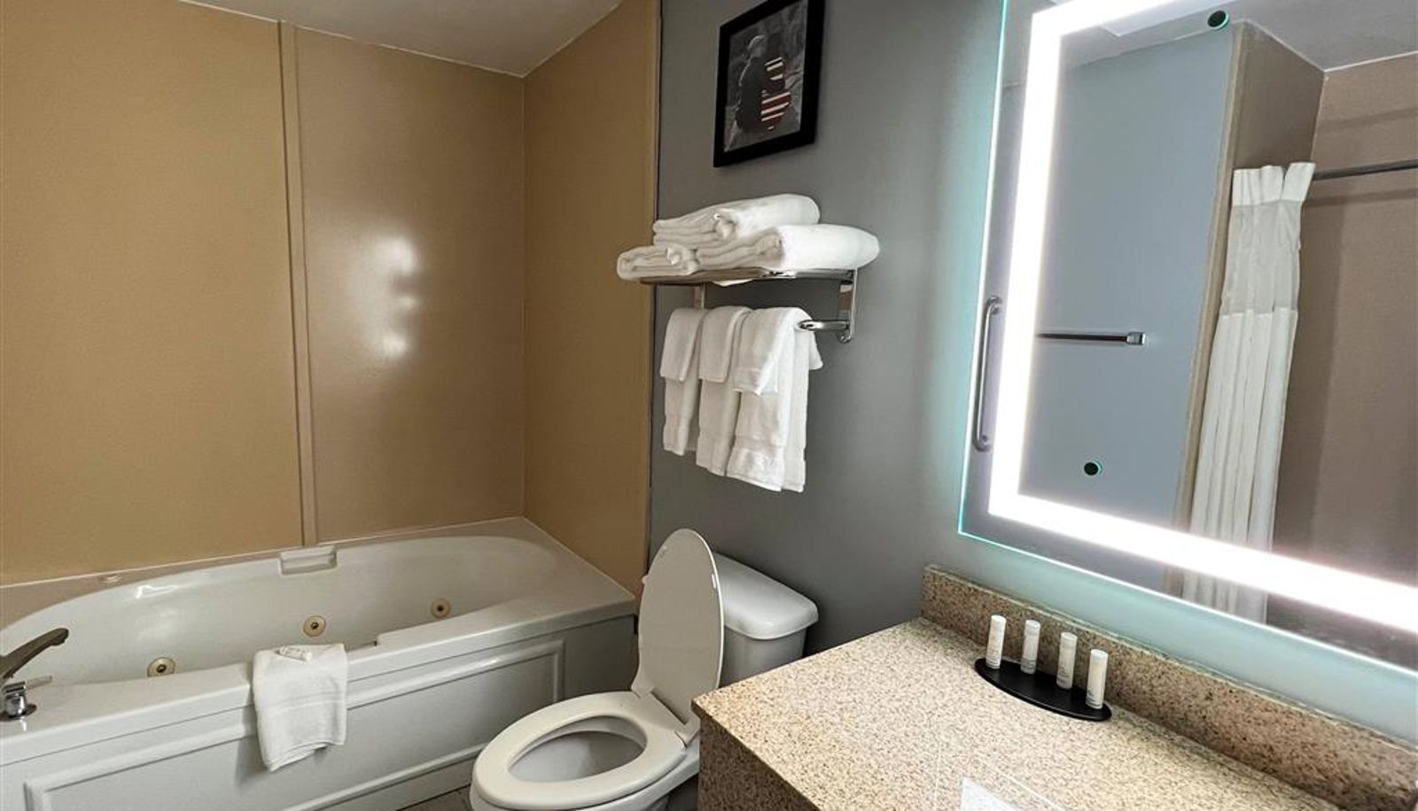Habitación - AmericInn by Wyndham Marshfield