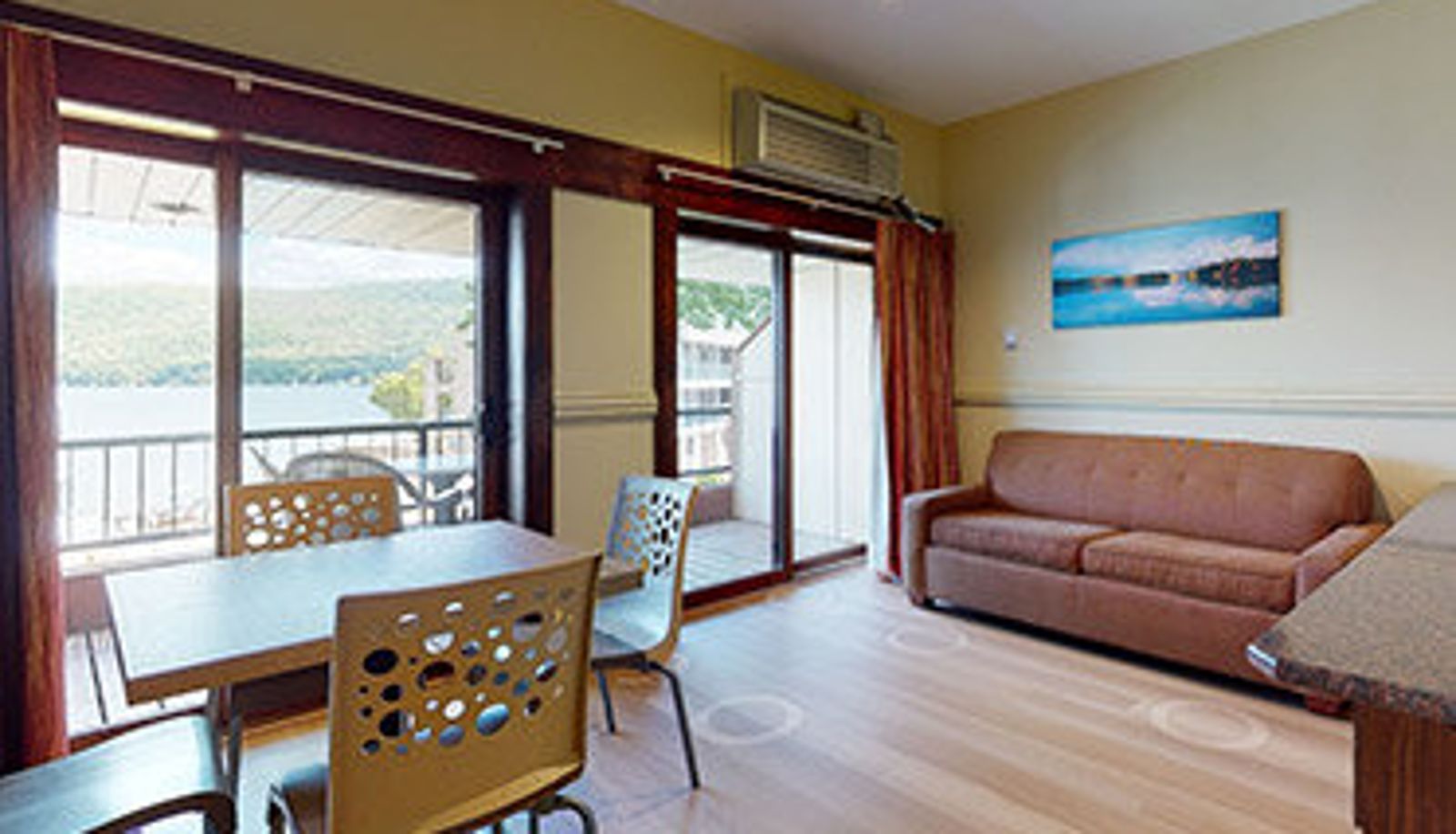 Zimmer - Surfside on the Lake Hotel and Suites