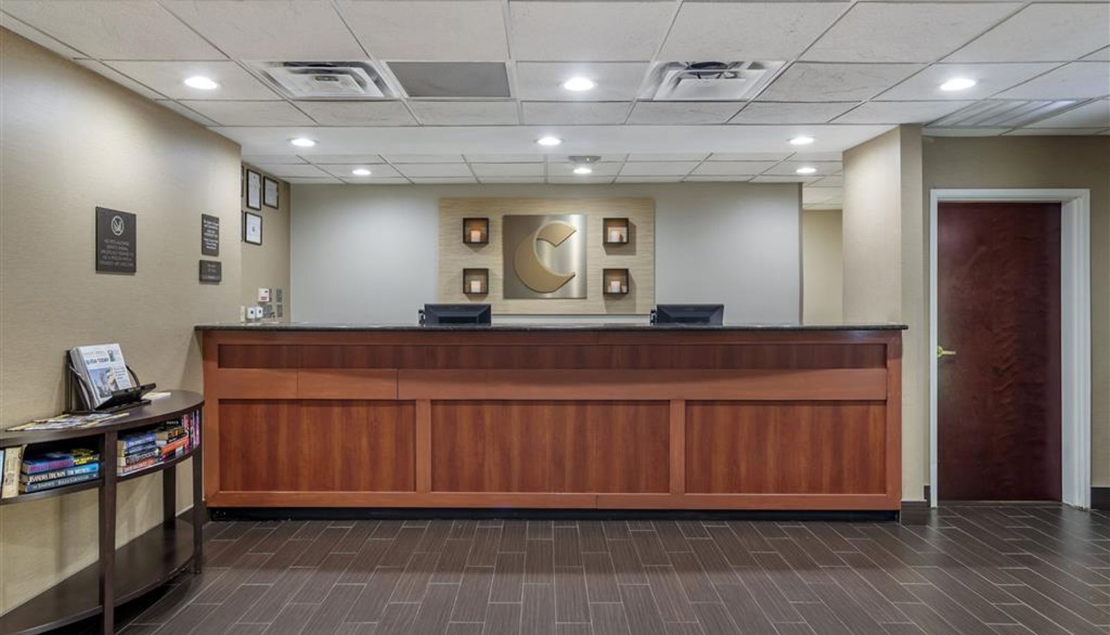 Hall - Comfort Suites Woodstock