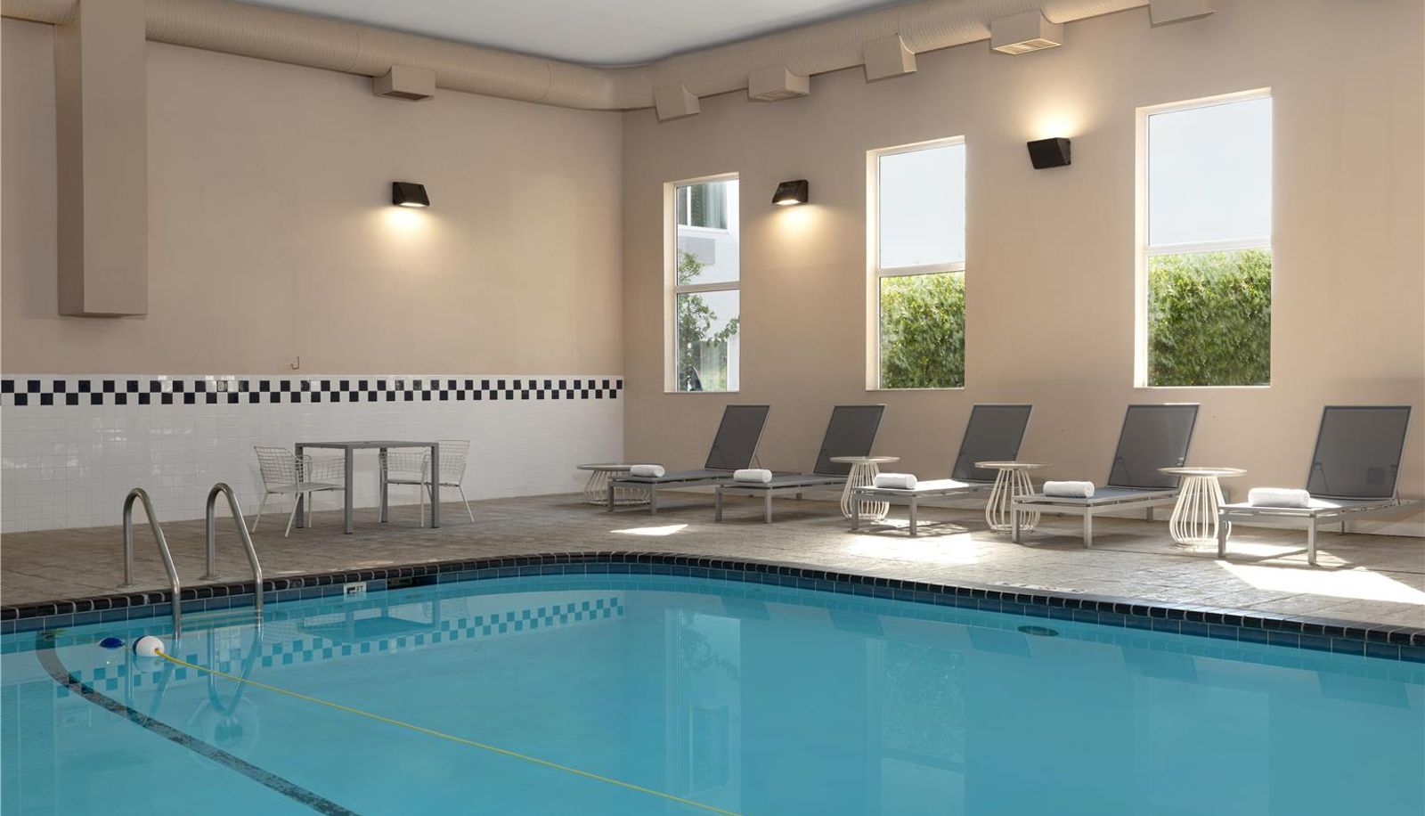 Piscina - Spark by Hilton Ames