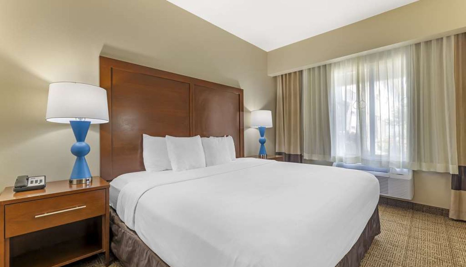Camera - COMFORT SUITES VANCOUVER