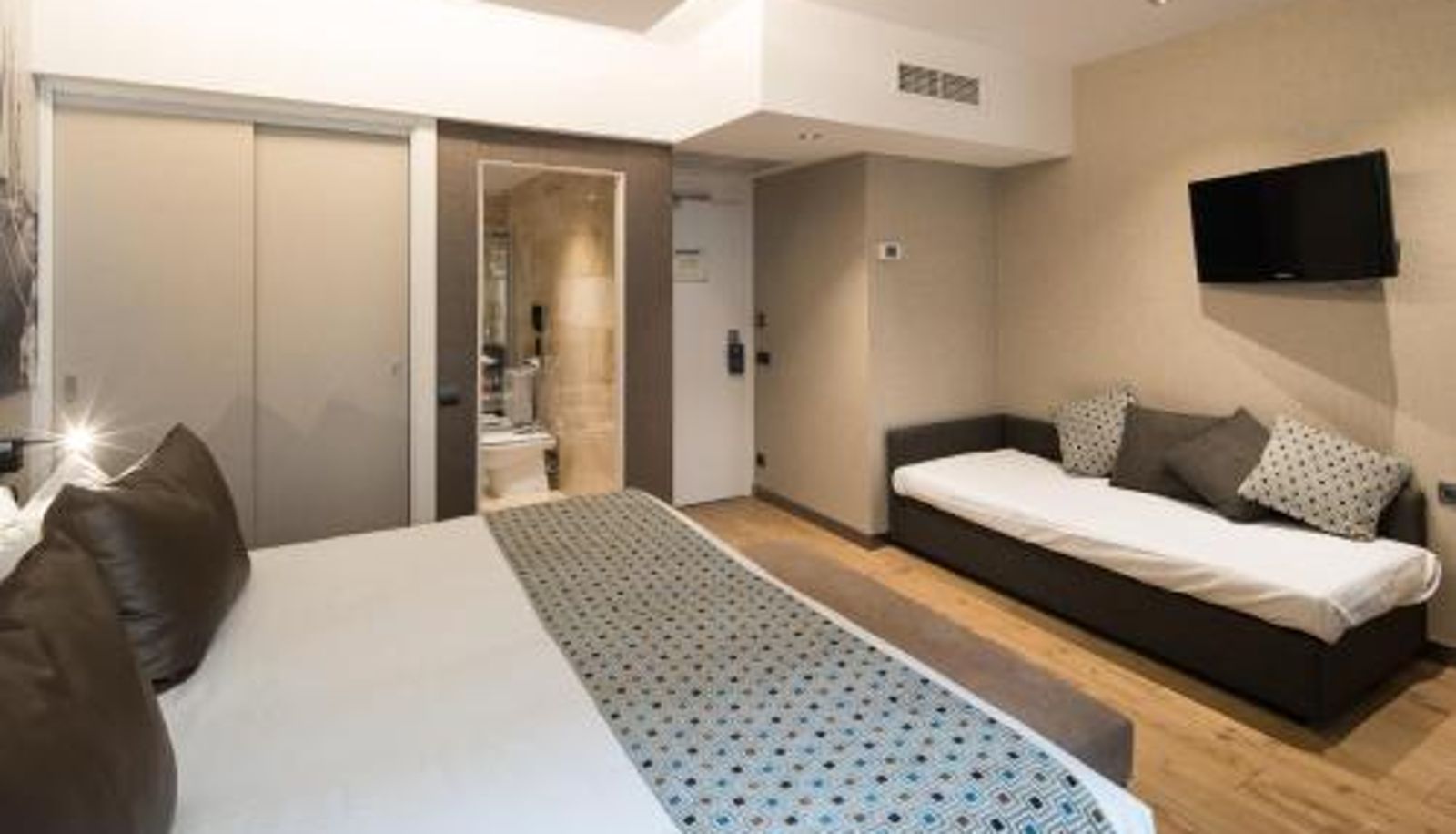 Triple room - Catalonia Born