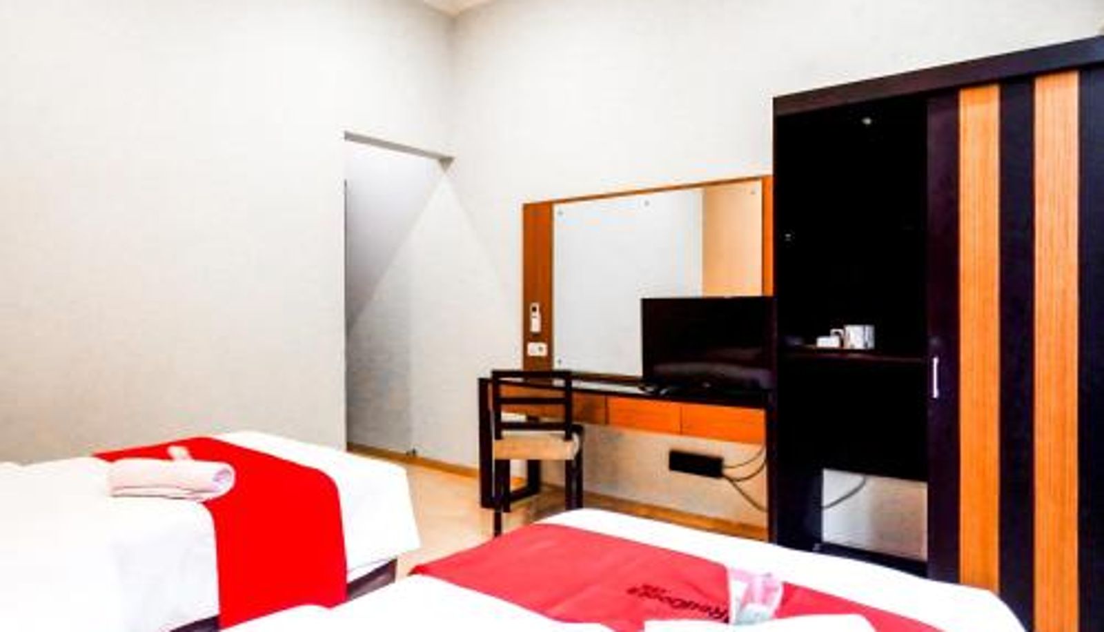 Zimmer - RedDoorz Plus near Amplaz Yogyakarta