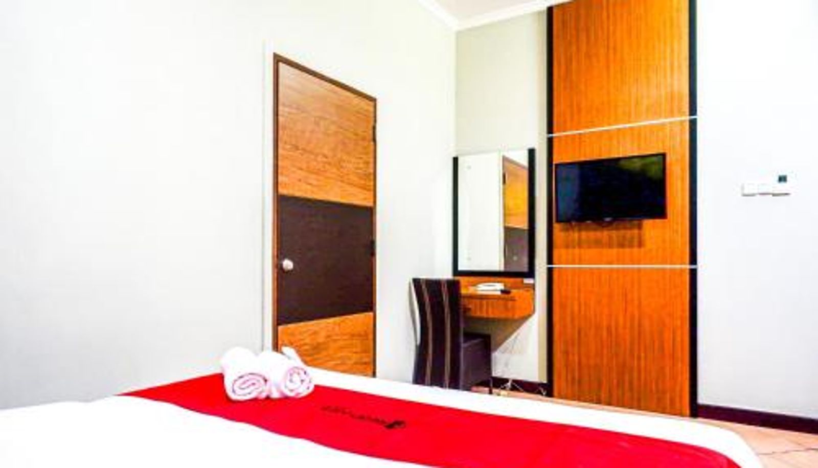 Room - RedDoorz Plus near Amplaz Yogyakarta