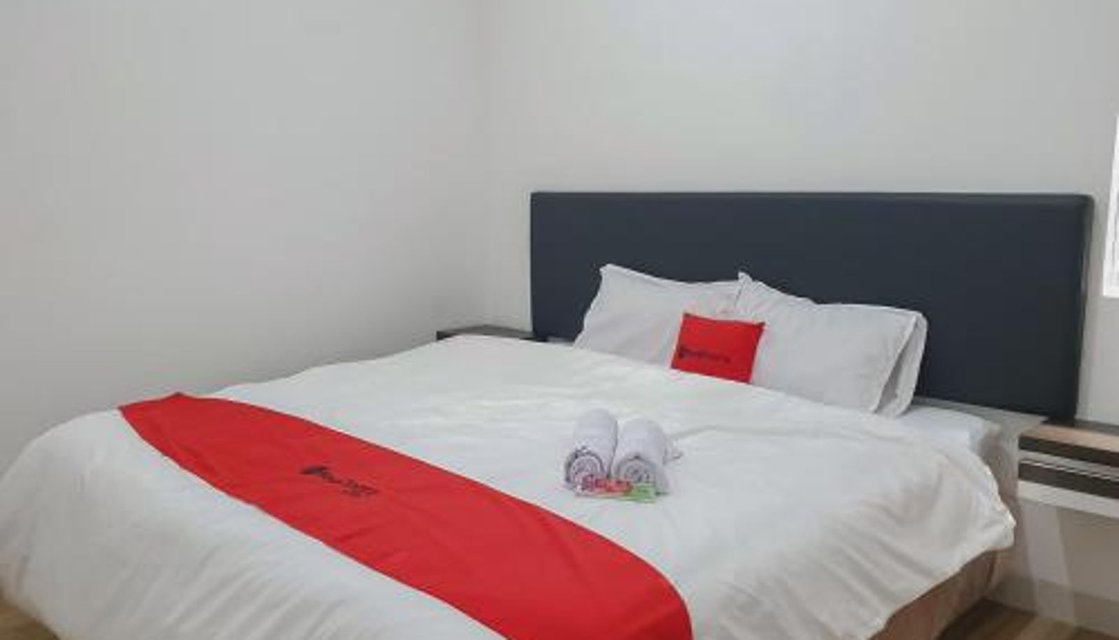 Zimmer - RedDoorz near Istana Plaza 3