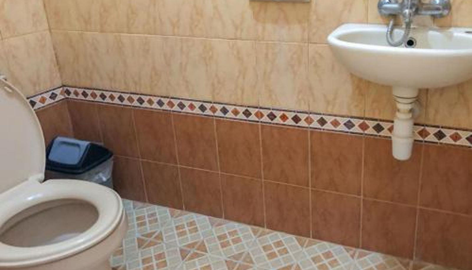 Badezimmer - RedDoorz Syariah near Pasar Sleko Madiun