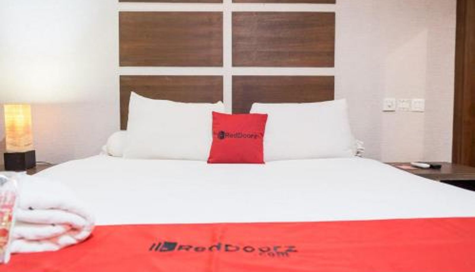 Zimmer - RedDoorz near Waterboom Lippo Cikarang
