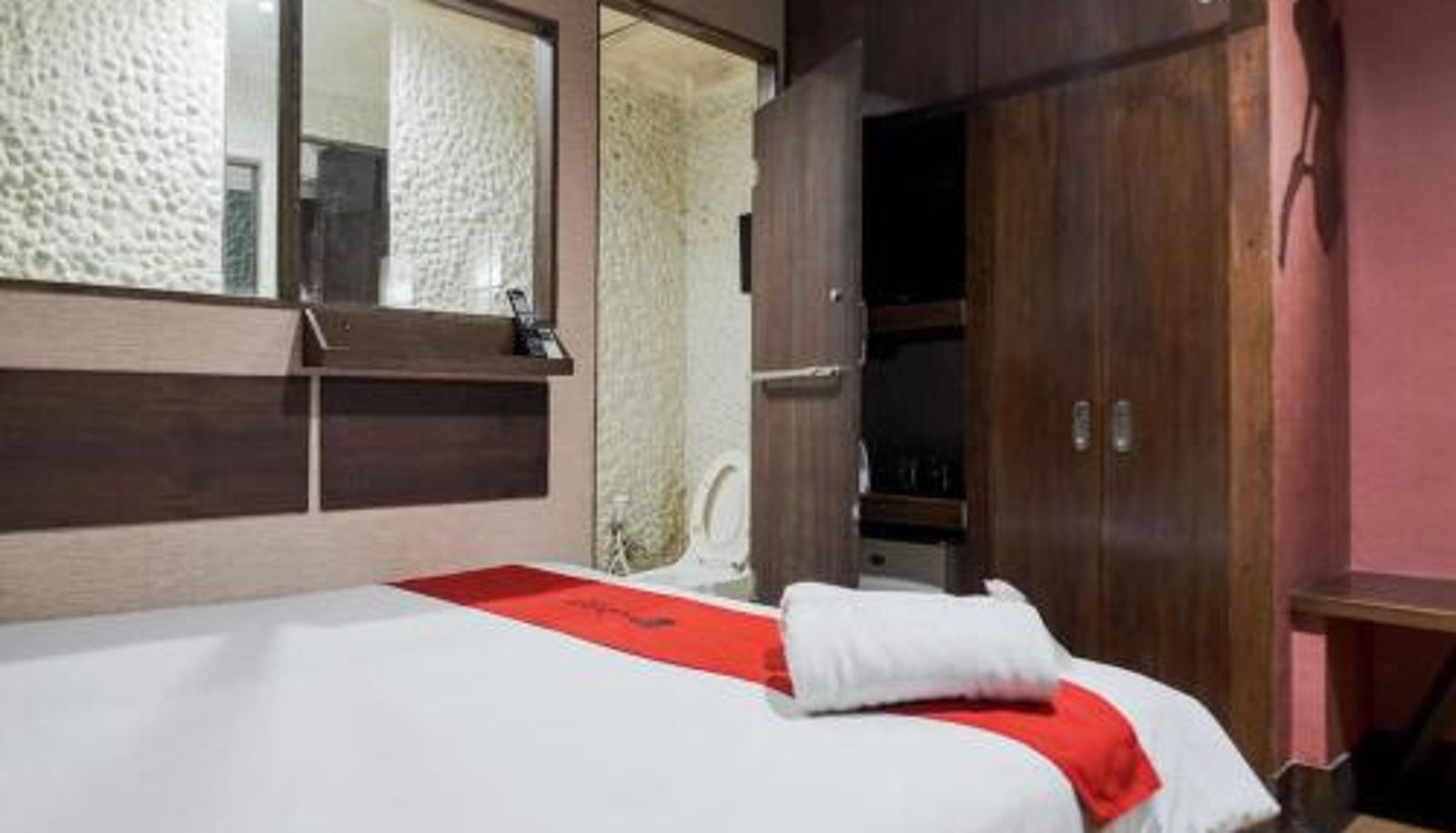 Zimmer - RedDoorz near Waterboom Lippo Cikarang