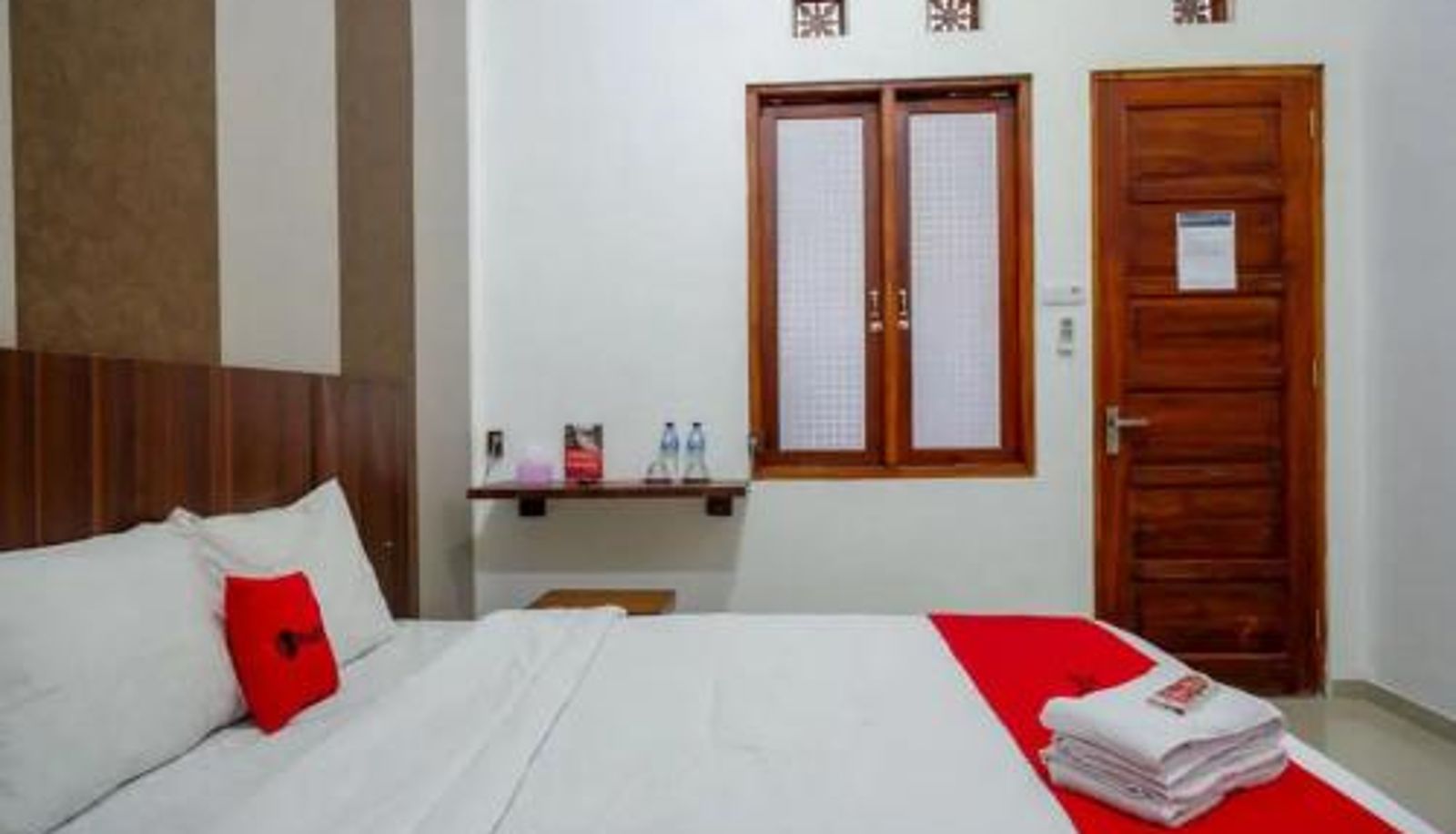 Zimmer - RedDoorz near Stasiun Purwosari
