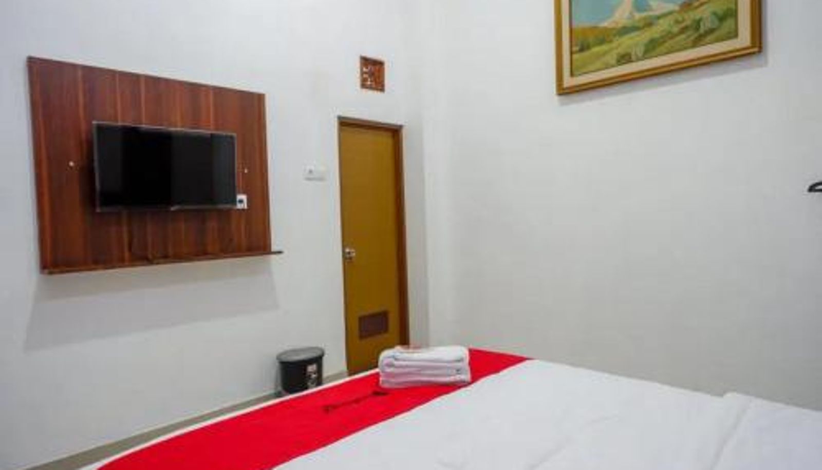 Zimmer - RedDoorz near Stasiun Purwosari