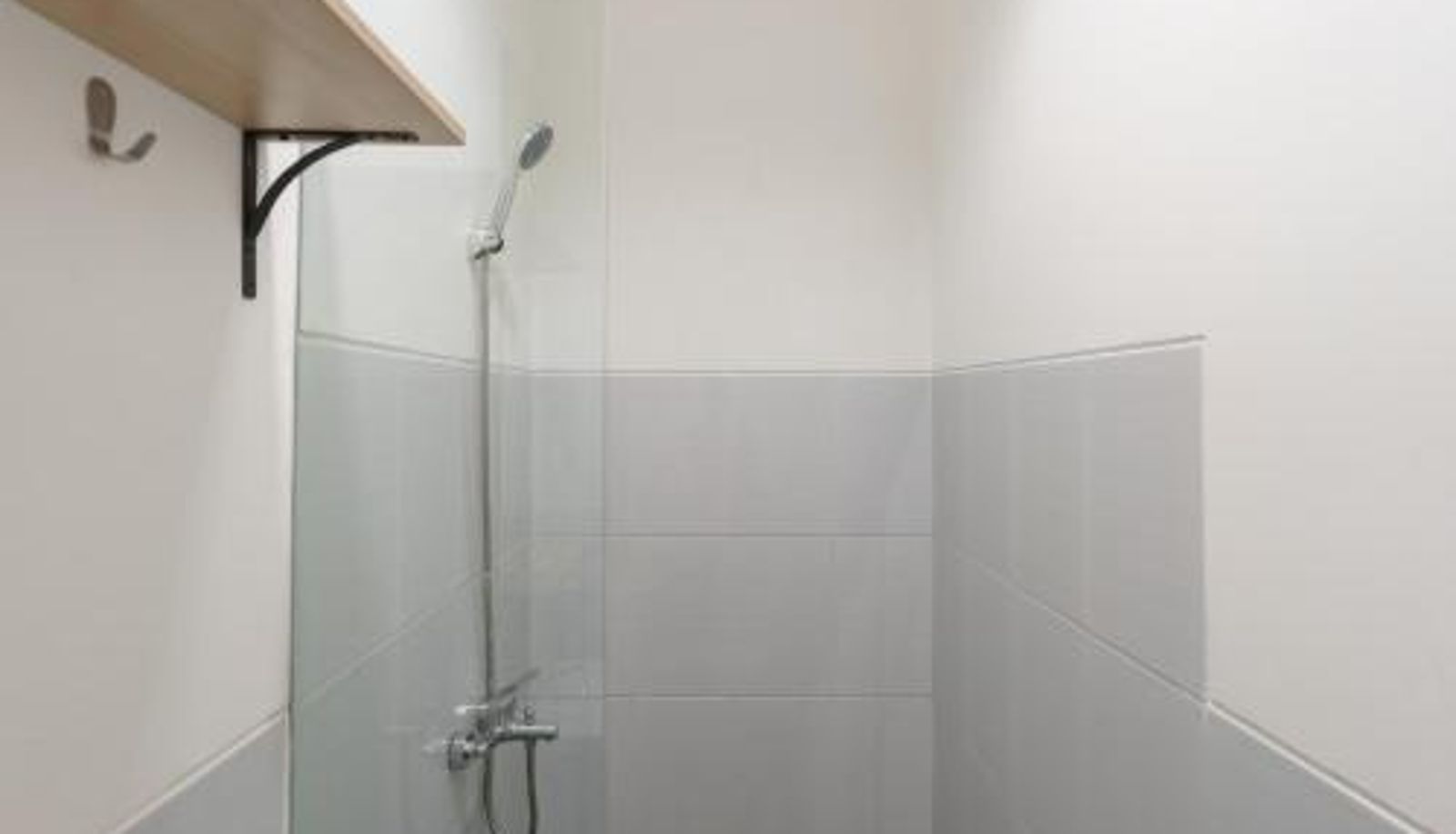 Salle de bain - RedDoorz near Seasons City Mall 3
