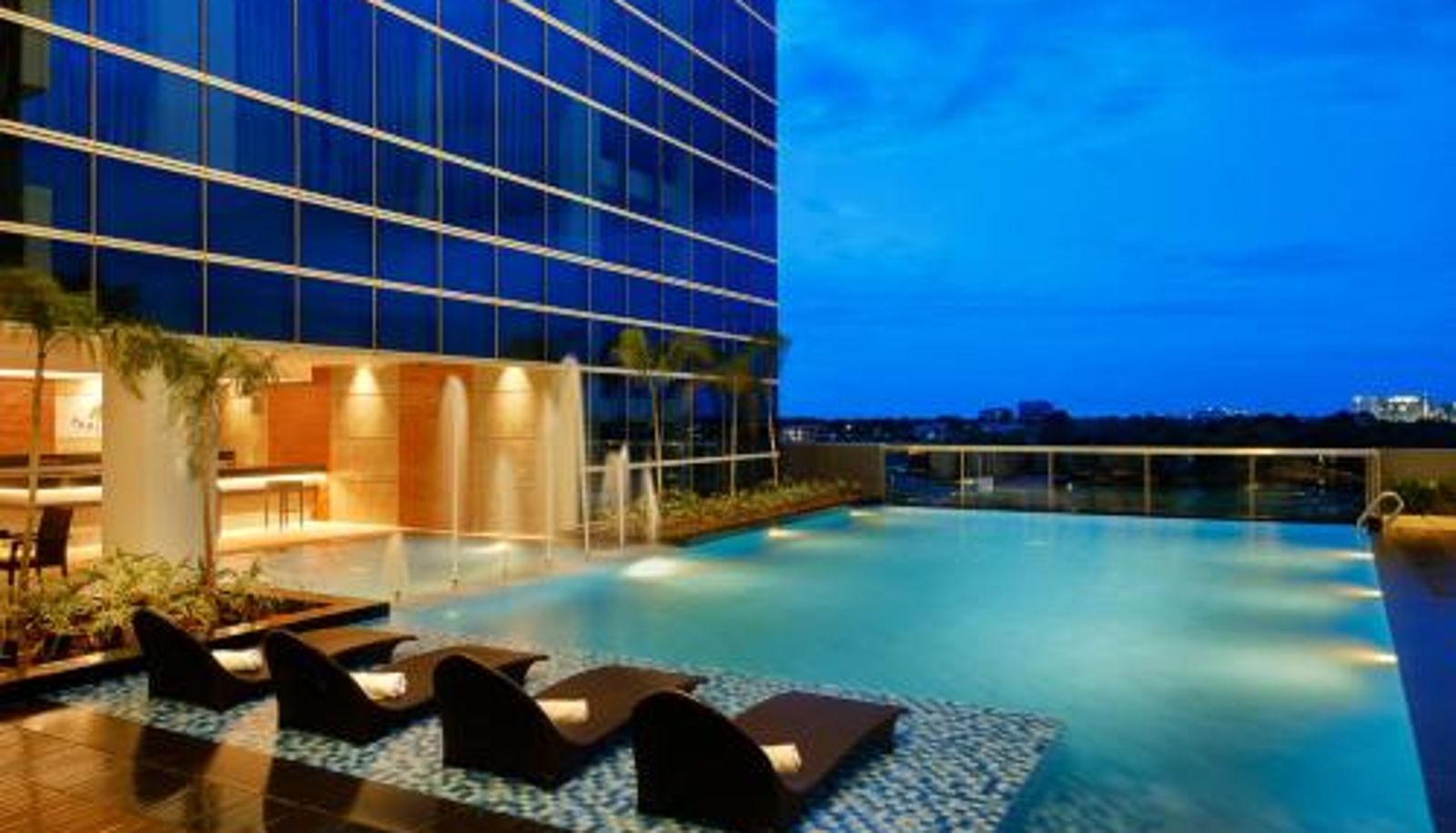 Zwembad - Savoy Hotel Mactan Cebu near Newtown Beach