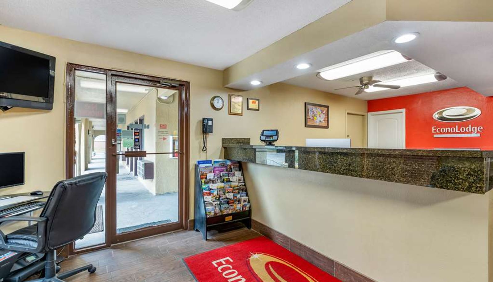 Hall - Econo Lodge Urbandale - Northwest Des Moines