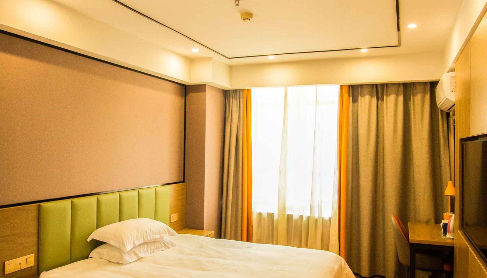 Zimmer - Xingcheng Nanchang Honggutan Metro Building Metro Station Hotel (Nanchang Metro building metro station store)