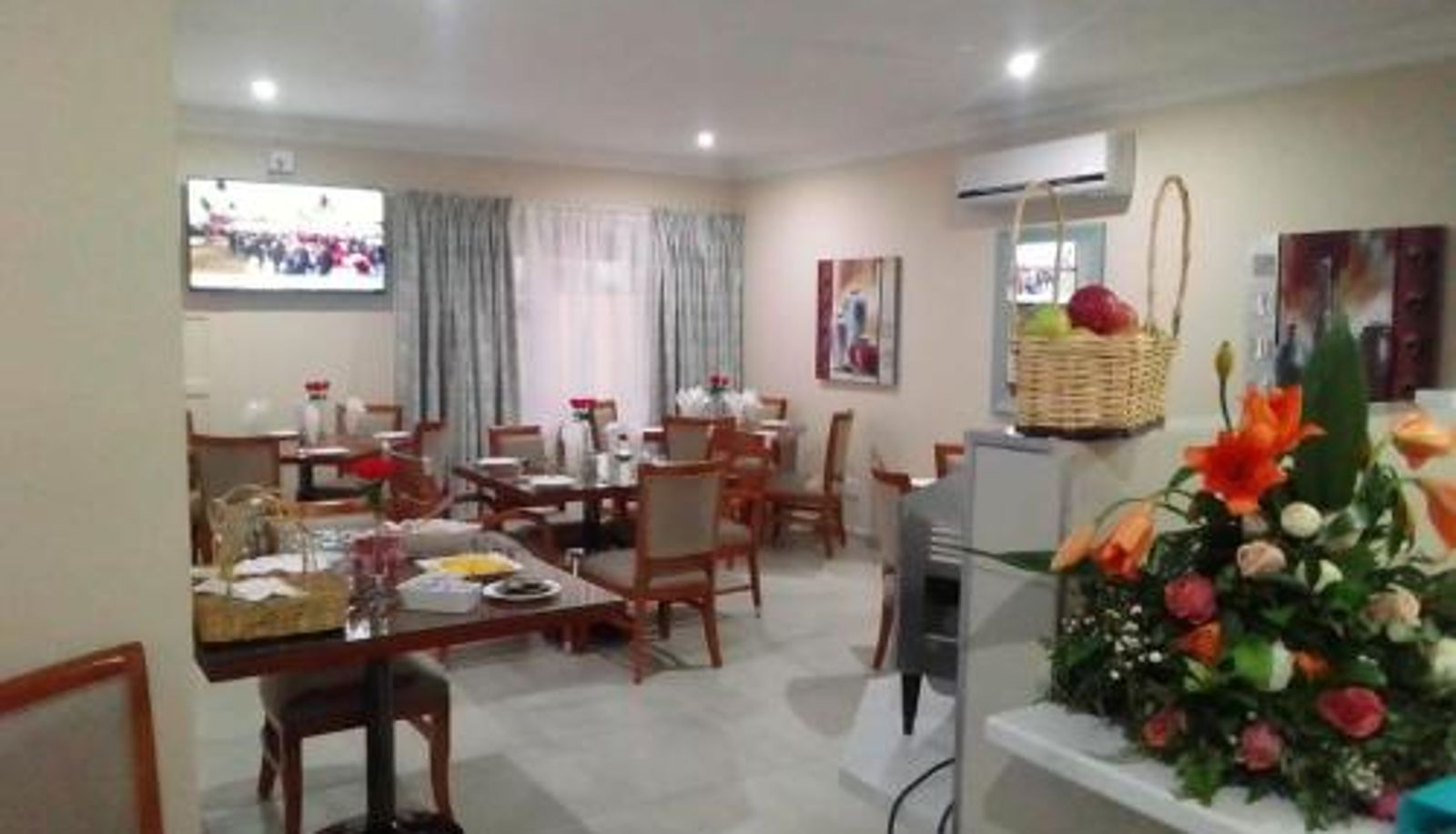 Salle de petit-déjeuner dans le restaurant - Benoni N12 Hotel