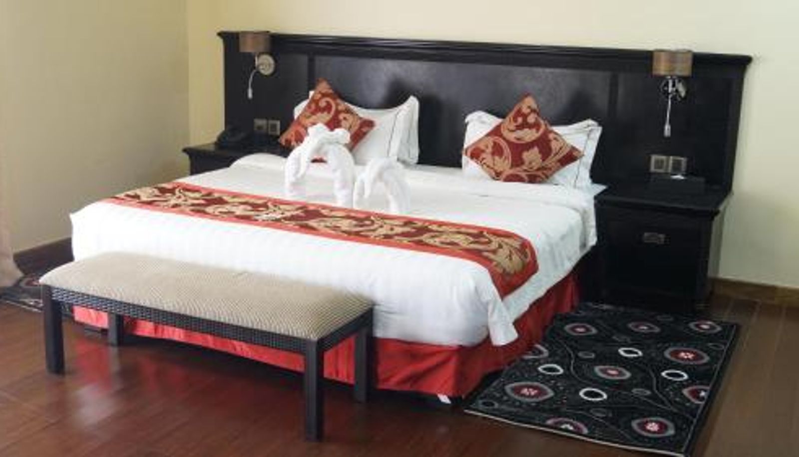Info - The White Rhino Hotel