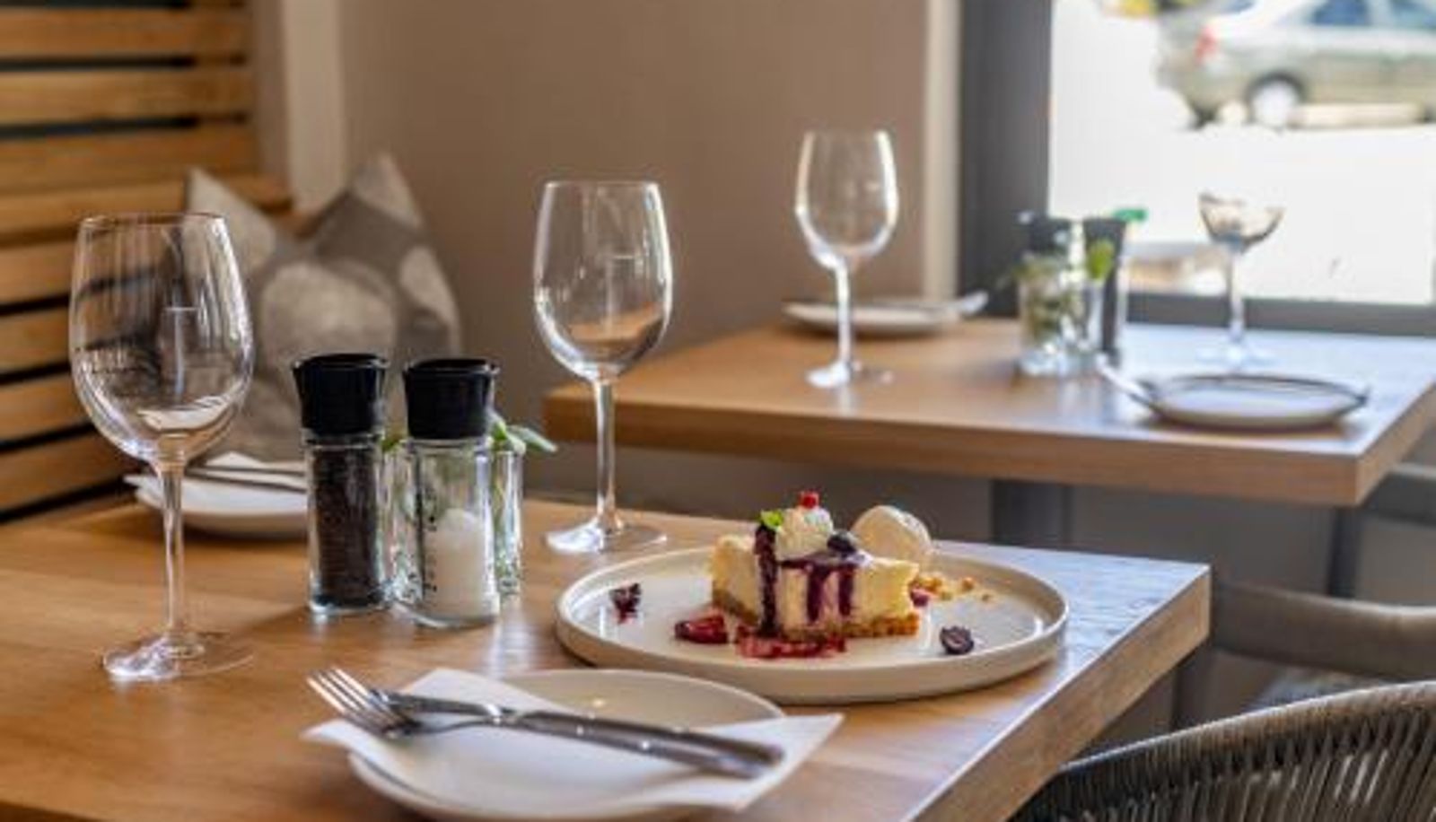 Sala de desayunos dentro del restaurante - Plett Quarter Hotel - Lion Roars Hotels & Lodges
