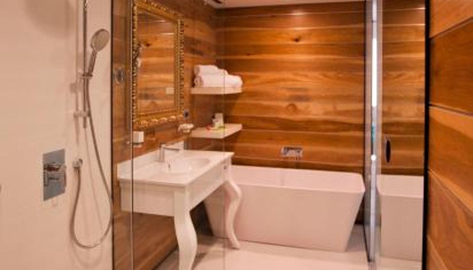 Suite - Graffit Gallery Design Hotel