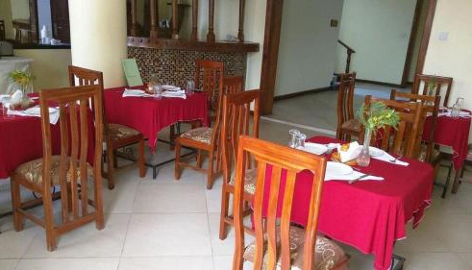 Sala de desayunos dentro del restaurante - Bright Star Hotel & Safaris