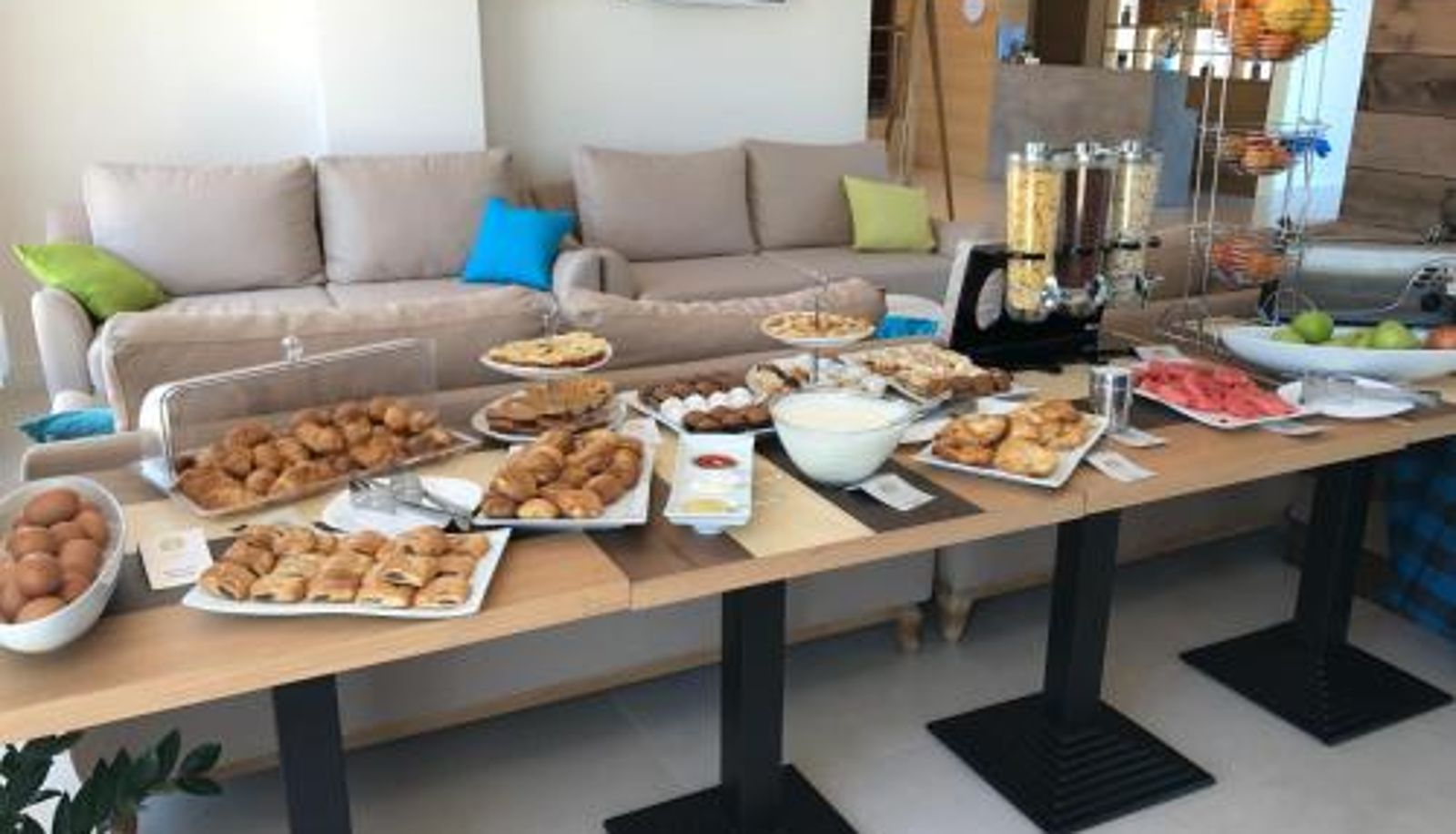 Sala de desayunos dentro del restaurante - St. Panteleimon Beach Hotel