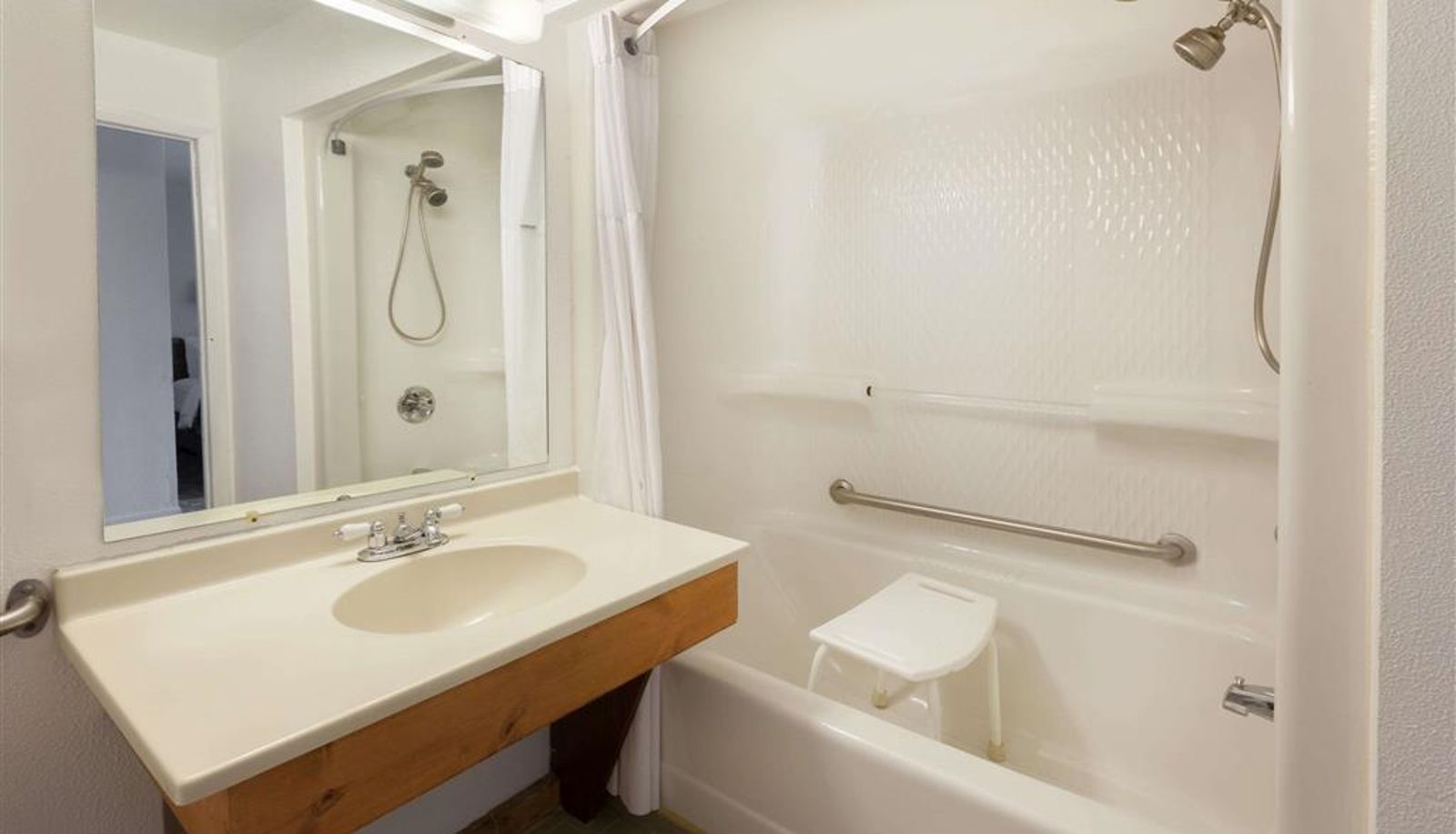 Room - Baymont by Wyndham Manistee