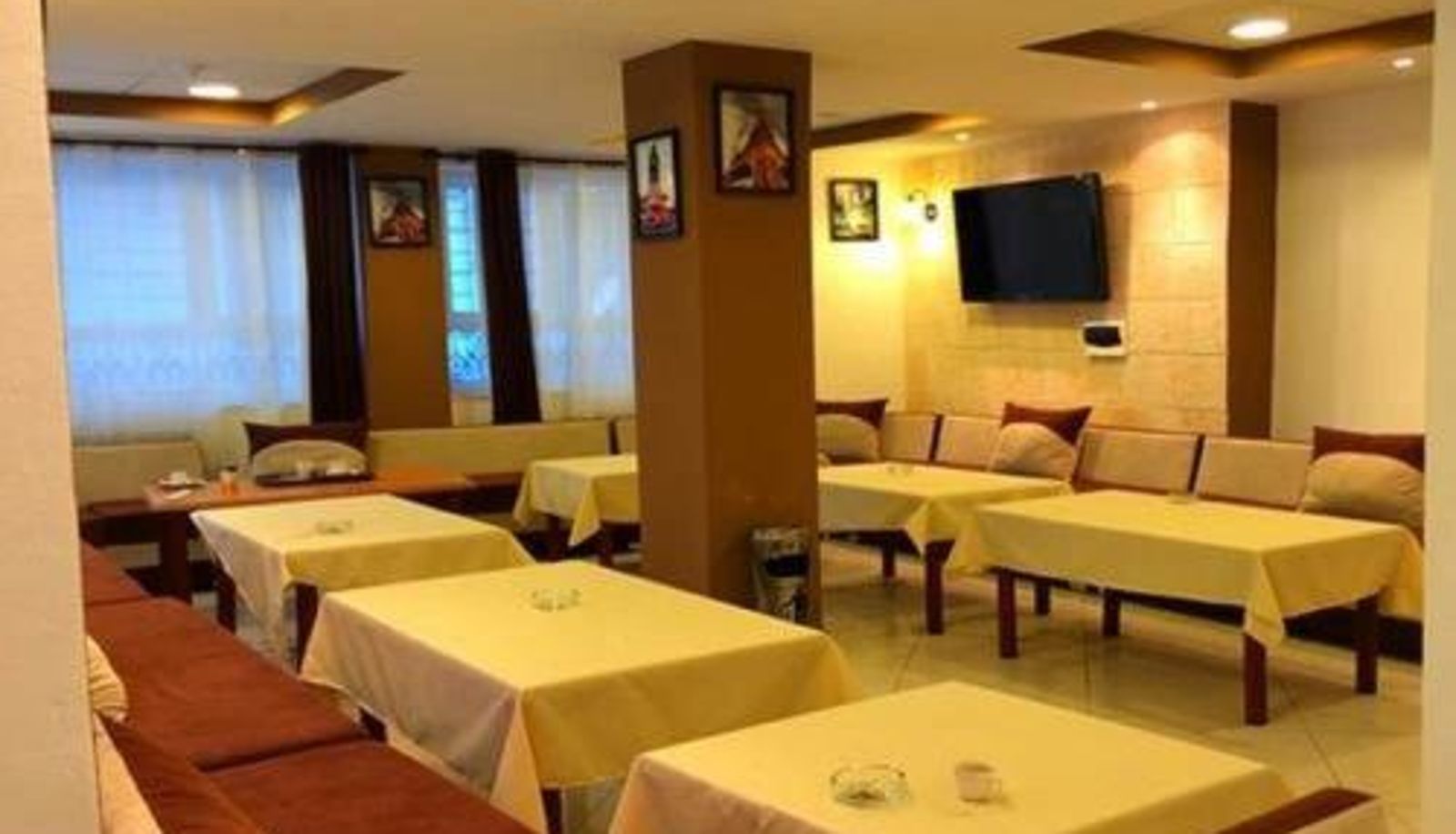 Breakfast room within the restaurant - LES 2 HORLOGES