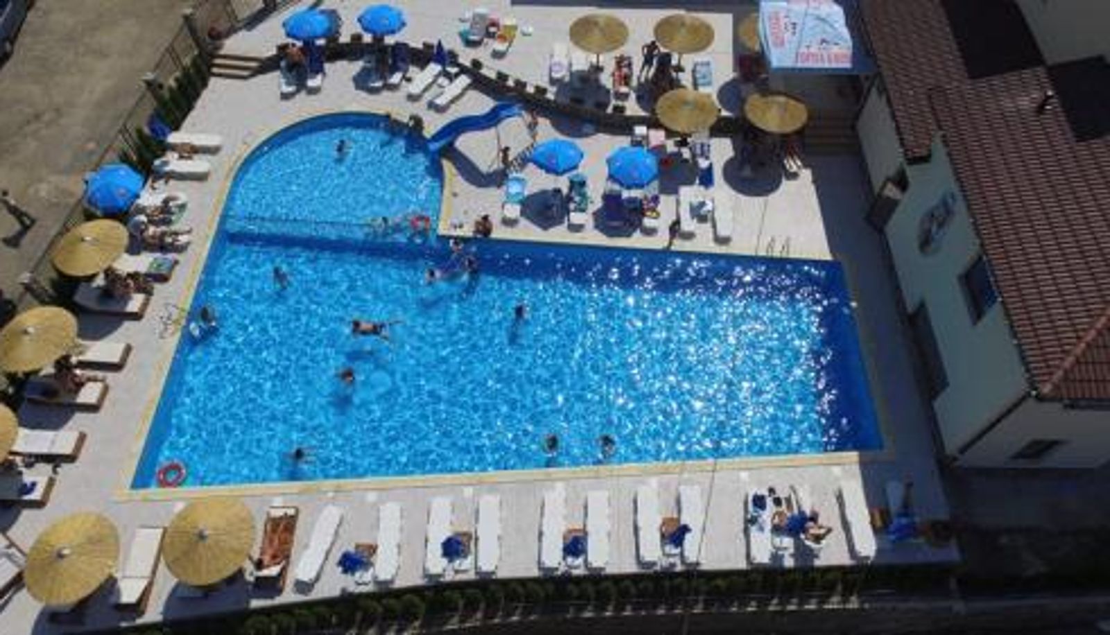 Zwembad - Eco Hotel Momata