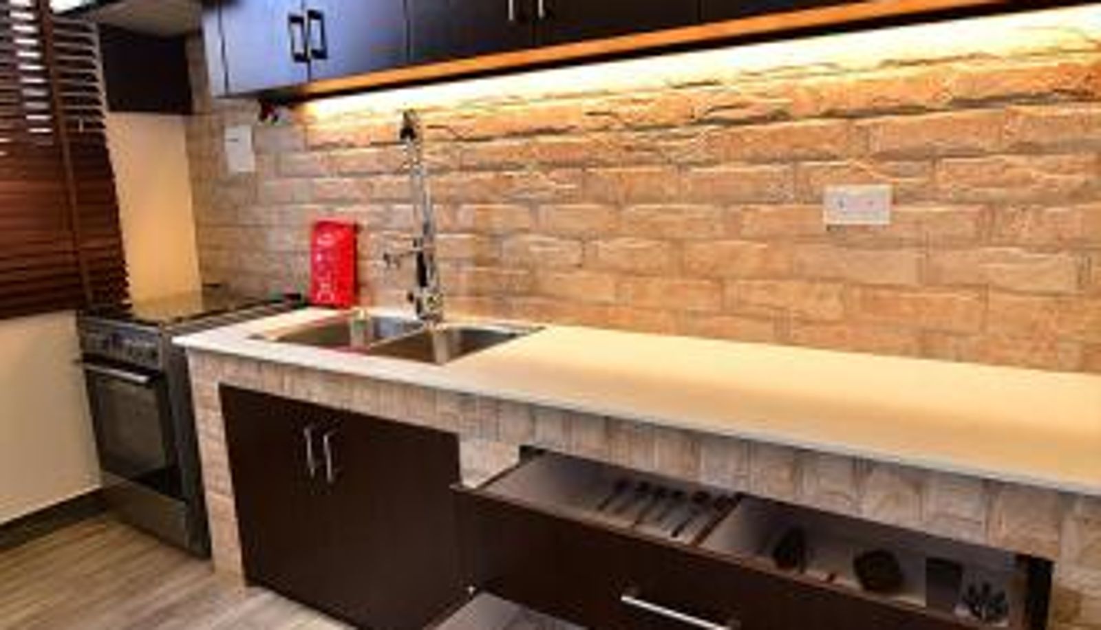 Kitchen - ENTEBBESTAY APARTHOTEL - Kitooro