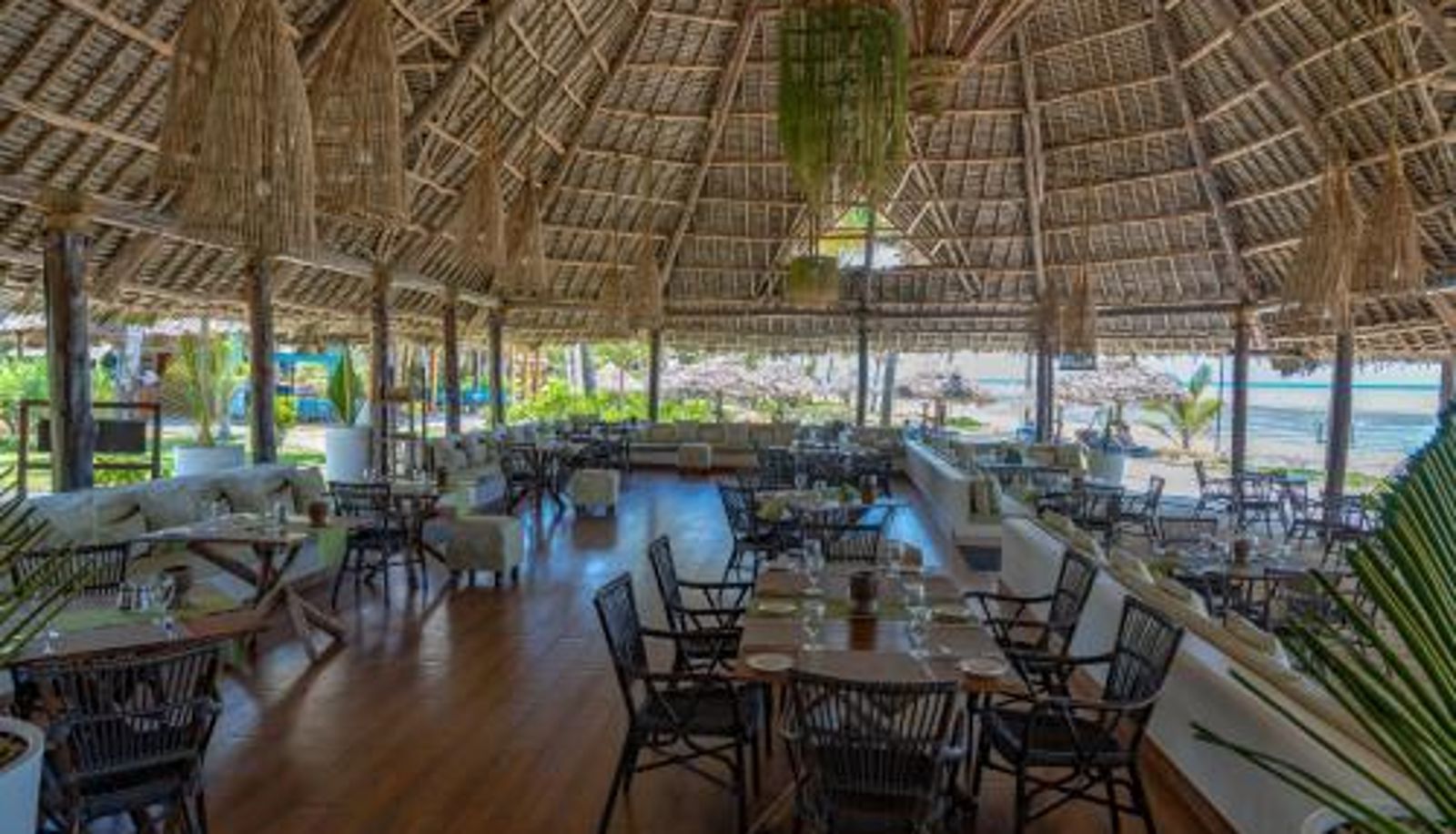 Sala śniadaniowa w restauracji - Breezes Beach Club and Spa