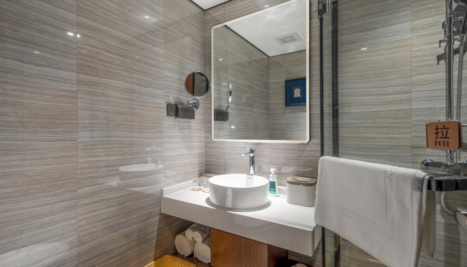 Kamer - Atour X Hotel  Pedestrian Street  the Bund East Nanjing Road  the Bund  Shanghai