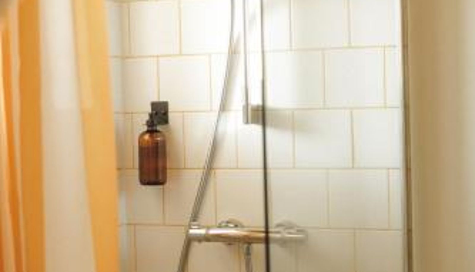 Bathroom - Hôtel Les Voisins Beaucemaine