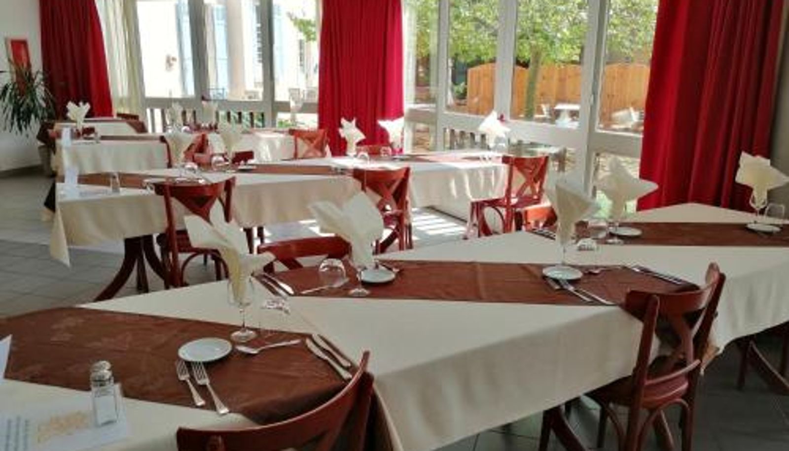 Salle de petit-déjeuner dans le restaurant - VTF Le Domaine Les Hautannes