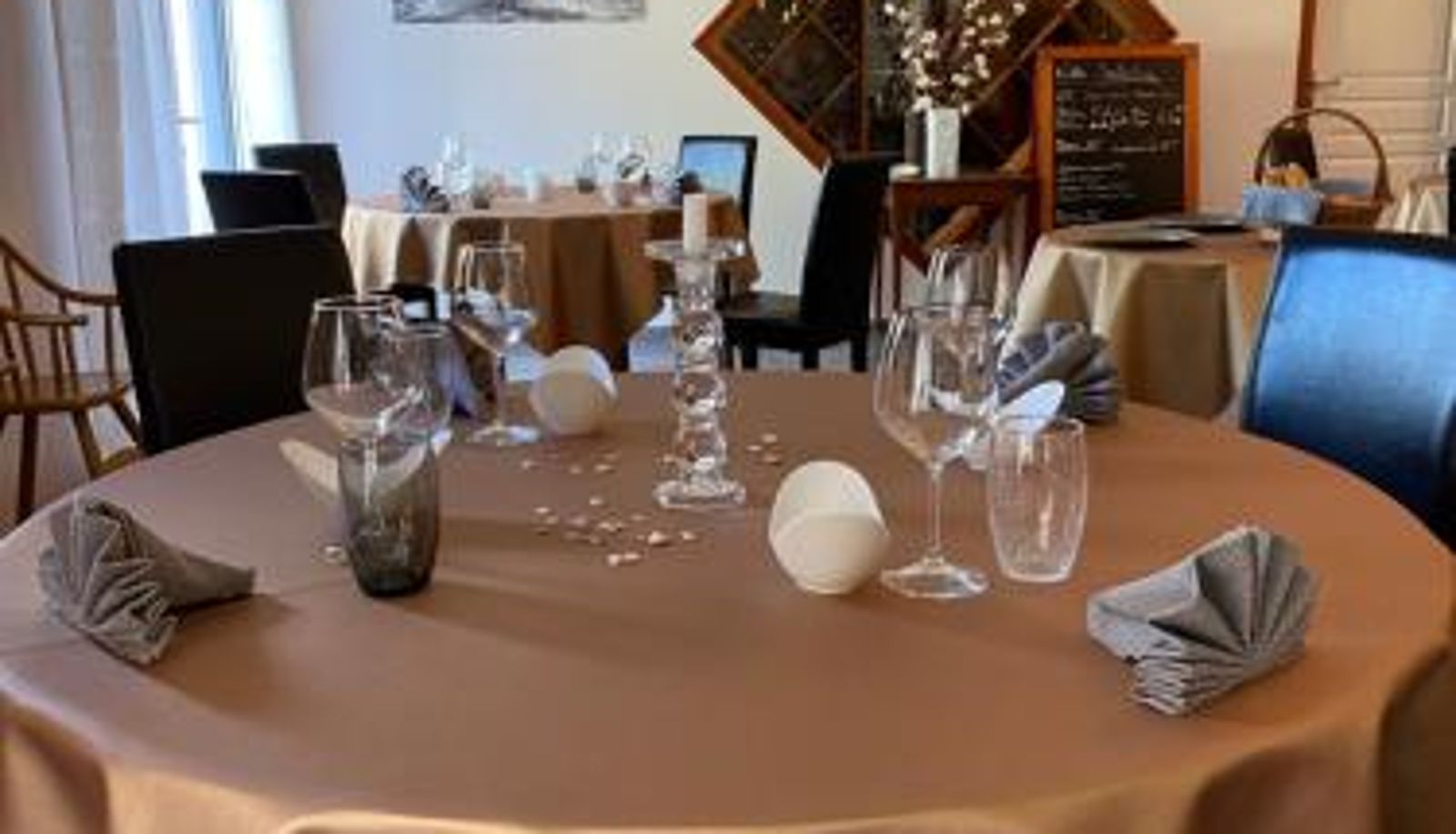 Salle de petit-déjeuner dans le restaurant - Hôtel L'Hortensia & Restaurant