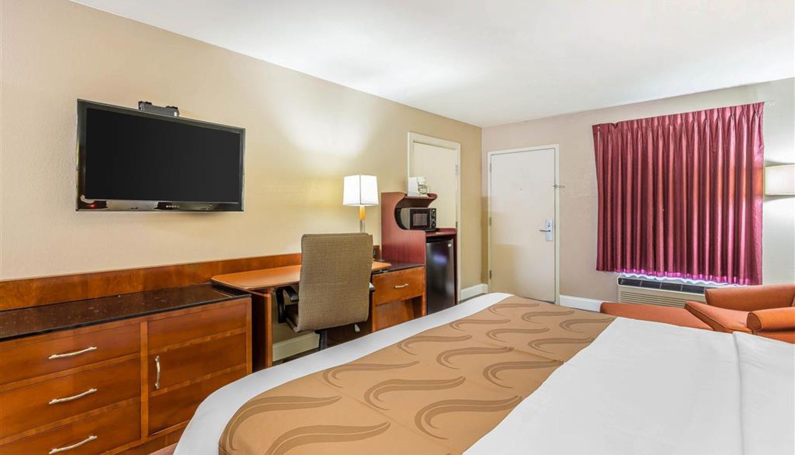 Zimmer - Quality Inn & Suites near Robins Air Force Base